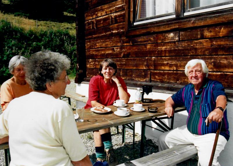 Prof.August Svoboda mit Gattin, Roswitha Kainz und ich vor unserem Haus