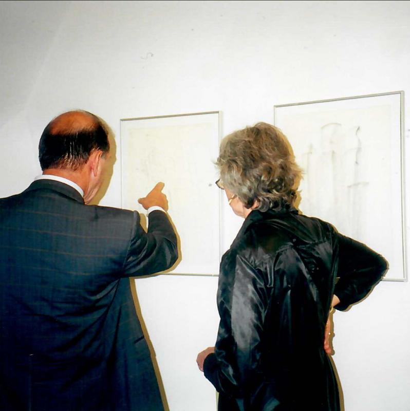 Prof. Philipp Harnoncourt mit Annemarie Leeb vor meinen Grafiken